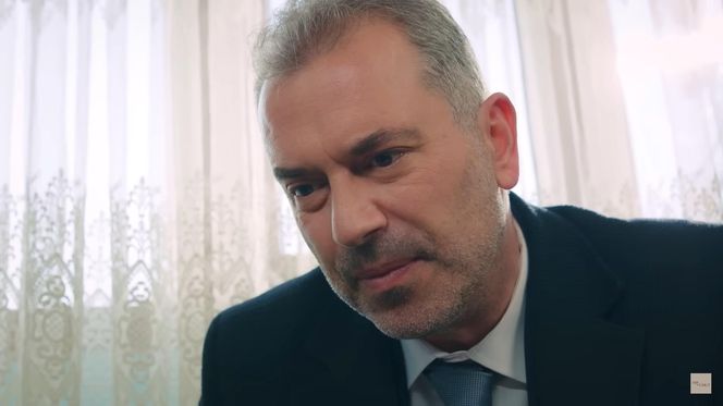 Bülent, widząc cierpiącą kobietę, zdecyduje się zanieść ją do łóżka