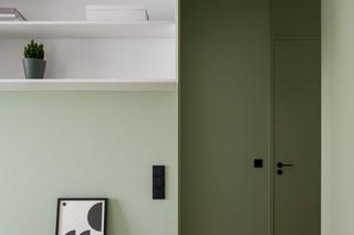 Małe mieszkanie w rozbielonej zieleni