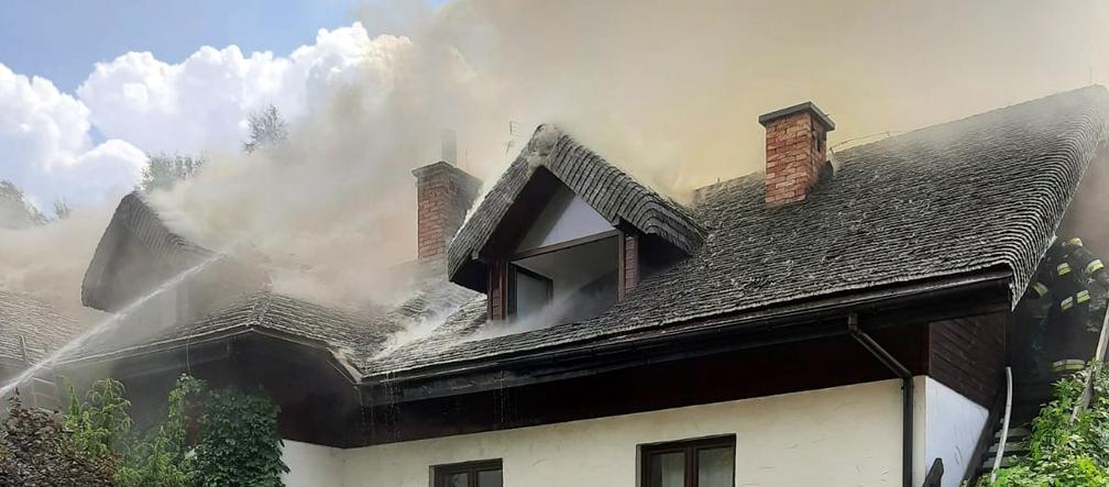 Pożar pensjonatu w Strzebowiskach. Na miejscu pracuje ponad 50 strażaków 