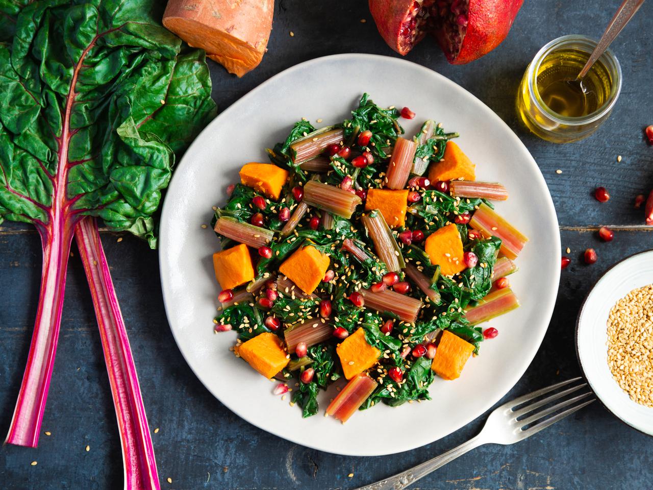 Burak liściowy i słodki ziemniak - posiekaj i usmaż. Genialna sałatka na ciepło gotowa! 