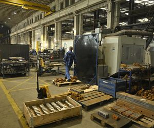 Kraków buduje Warszawie plac Zawiszy. Byliśmy w fabryce, gdzie powstanie 121 elementów wielkiej układanki