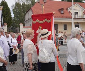 Boże Ciało 2024. Tłumy wiernych przeszły w procesji ulicami Białegostoku