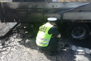 Karambol na trasie S7 pod Olsztynem - przepakowywali ładunek na pasie autostrady