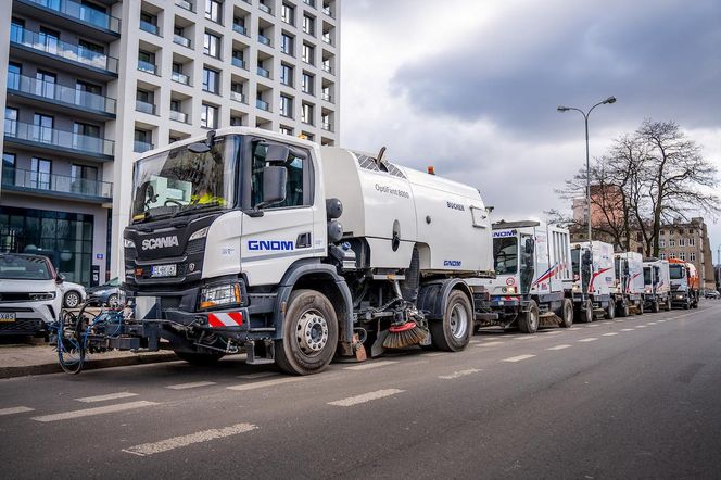 Harmonogram pozimowego sprzątania Łodzi. Pierwsze zamiatarki już jeżdżą po ulicach