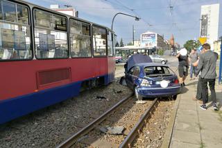 Wypadek na rondzie Jagiellonów w Bydgoszczy. Ruch tramwajów wstrzymany! [ZDJĘCIA]