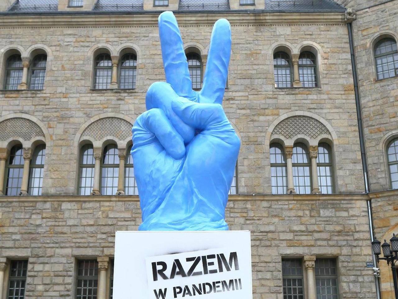 Imieniny ulicy św. Marcin: Przed CK Zamek stanęła ogromna rzeźba! [FOTO]