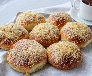 Puszyste drożdżowe bułeczki z serem i kruszonką – mięciutkie, aromatyczne i idealnie słodkie