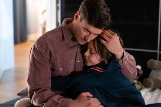 Na dobre i na złe odc. 853. Krzysztof Radwan (Mateusz Damięcki), Kubuś (Wiktor Trojan)