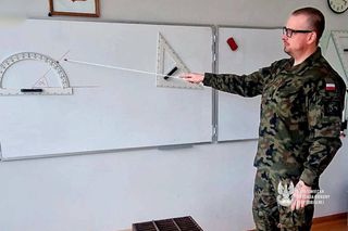 Zamieniają  miejsce przy tablicy na poligon. Nauczyciele służa w 6 Mazowieckiej Brygadzie Obrony Terytorialnej