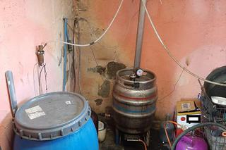 Nielegalna wytwórnia ALKOHOLU: policja zabezpieczyła 70 litrów zacieru i 60 litrów gotowego samogonu