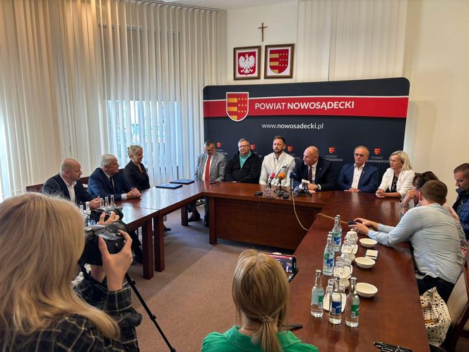 Podpisanie umowy na utworzenie w Krynicy-Zdroju klasy o profilu hokejowym