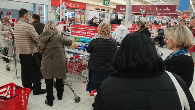 Koronawirus: Tłumy w warszawskich sklepach
