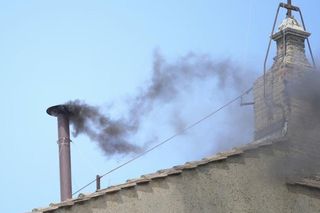 Czarny dym nad Watykanem. Pierwsze czwartkowe konklawe bez papieża