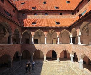   To miasto ma najładniejszy rynek w woj. warmińsko-mazurskim. Zobacz, co mówi AI