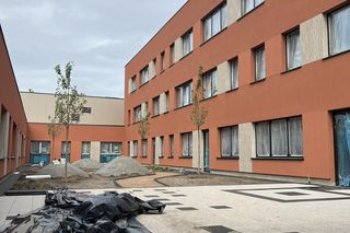 Szkoła w kolorze terakoty i szampana. Gimnastyka dobiegła końca, na Morenowym Wzgórzu powstała nowa placówka