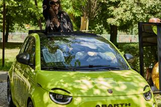 Michał Szpak jeździ elektrycznym Abarth 500e