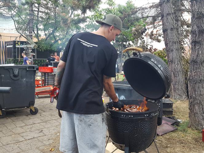 Wielkie straty i sprzątanie po pożarze restauracji Pastrami Summer w Lesznie