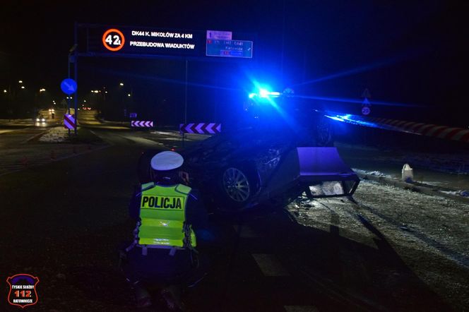 Tychy: Kompletnie pijany kierowca BMW skosił znaki drogowe i latarnię, a potem dachował