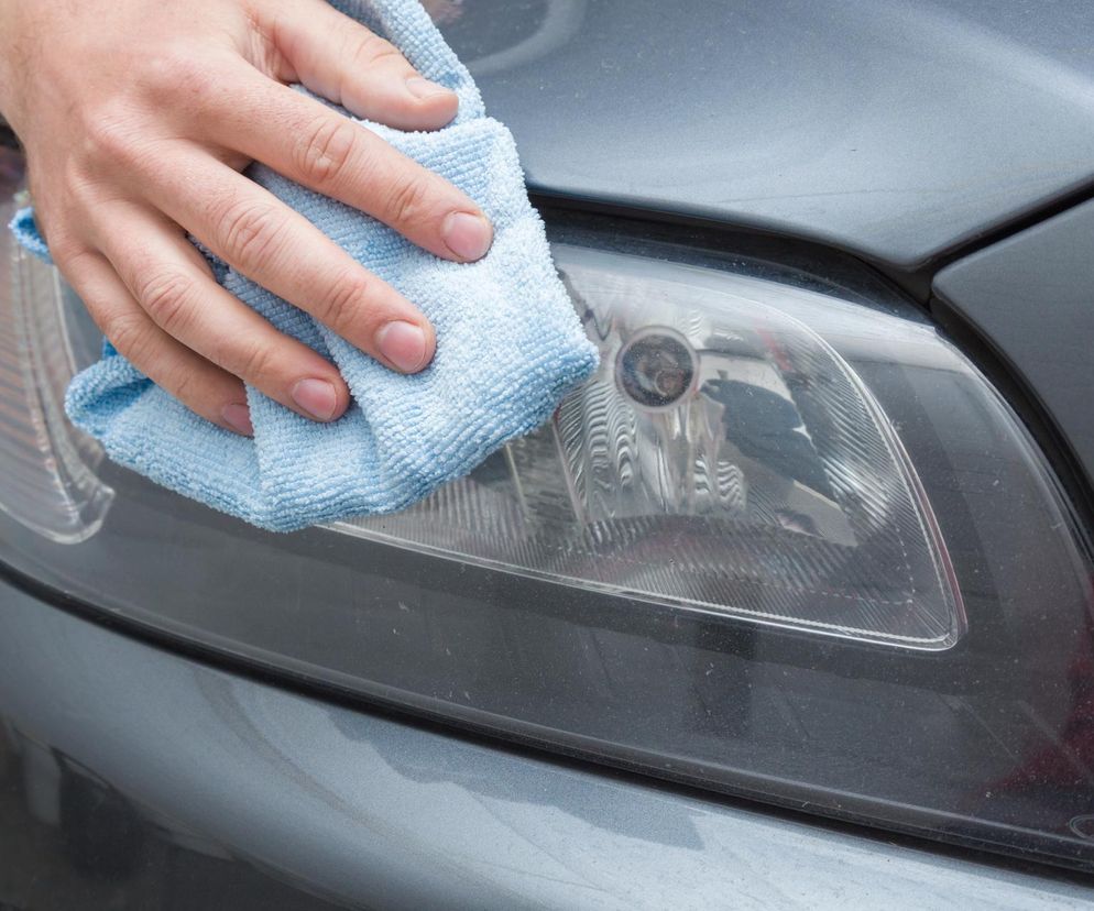 Czyszczenie reflektorów w aucie