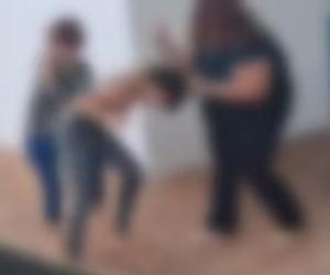 15-latki pobiły koleżankę i rozebrały ją na szkolnym korytarzu! Wideo w sieci