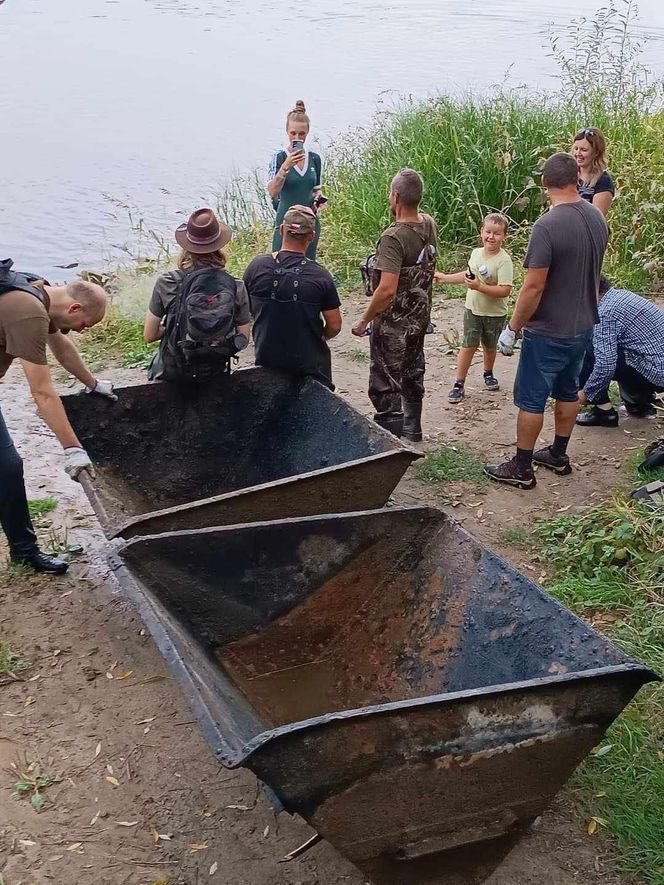 Warszawa. Wyschnięta Wisła odsłoniła zabytkowe wagoniki i fragment Villa Regia