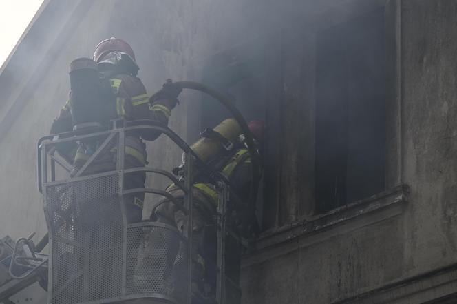 Pożar zabytkowego pałacyku na Pomorzu. Ewakuowano 20 osób, nie żyje jedna osoba