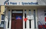Nieznany sprawca ochlapał czerwoną farbą biuro PiS w Szczecinie