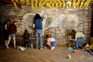 Czyszczenie mozaiki w Kiekrzu z bazgrołów