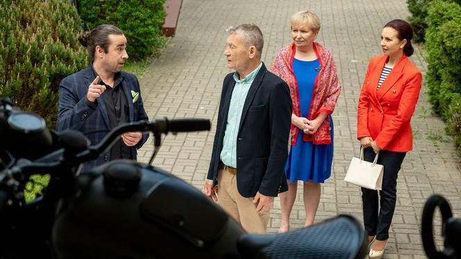 Barwy szczęścia odcinek 2518. Stefan (Krzysztof Kiersznowski), Vincenzo (Alessandro Curti), Arleta (Grażyna Brodzińska), Basia (Sławomira Łozińska)