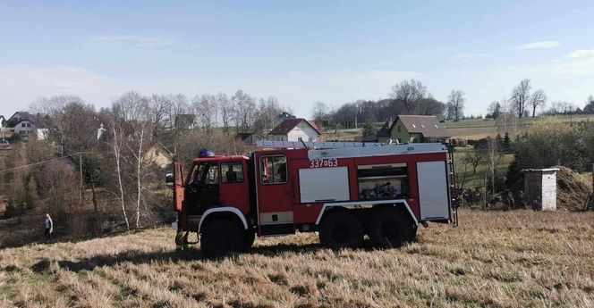 Pierwsza ofiara śmiertelna wypalania traw w Małopolsce. Nie żyje 78-letni mężczyzna