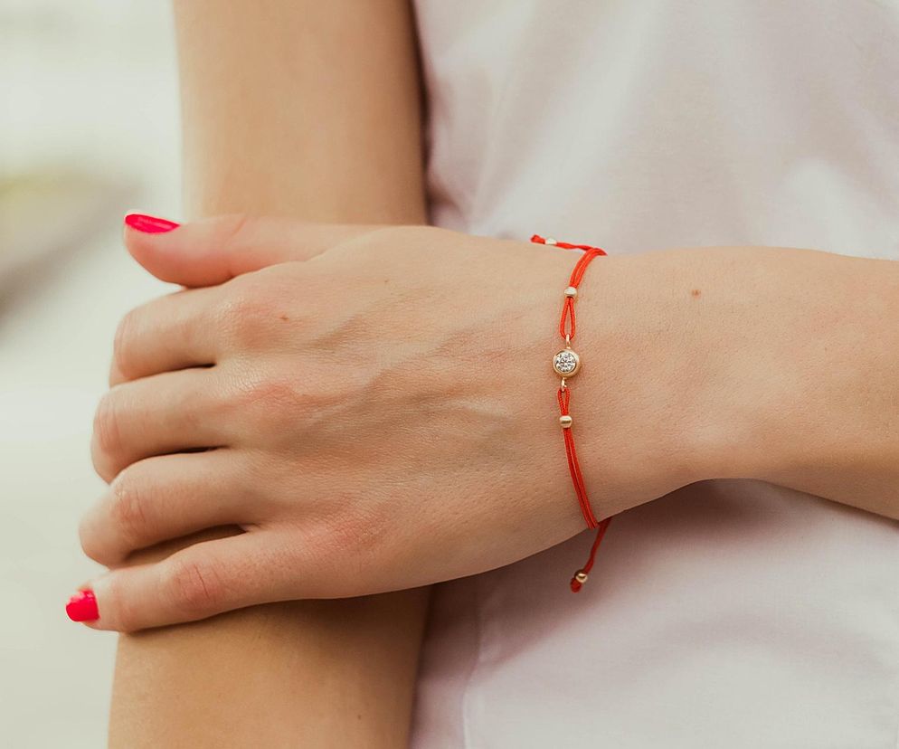 Co oznacza czerwona bransoletka?