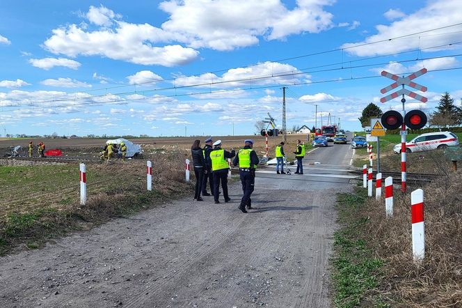 Bus wjechał pod pociąg! 29-letni kierowca nie miał szans [ZDJĘCIA]