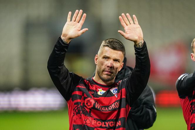 Lukas Podolski żegna Andresa Iniestę