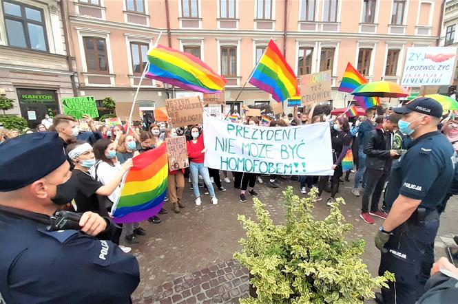 Hapenning środowisk LGBT podczas wizyty w Tarnowie Andrzeja Dudy