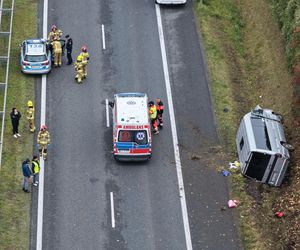 Wypadek busa na S7 pod Grójcem. 11 osób rannych, w akcji śmigłowiec LPR