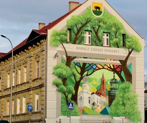 Zdobi, promuje i... oczyszcza powietrze. Nowy mural w Rawiczu