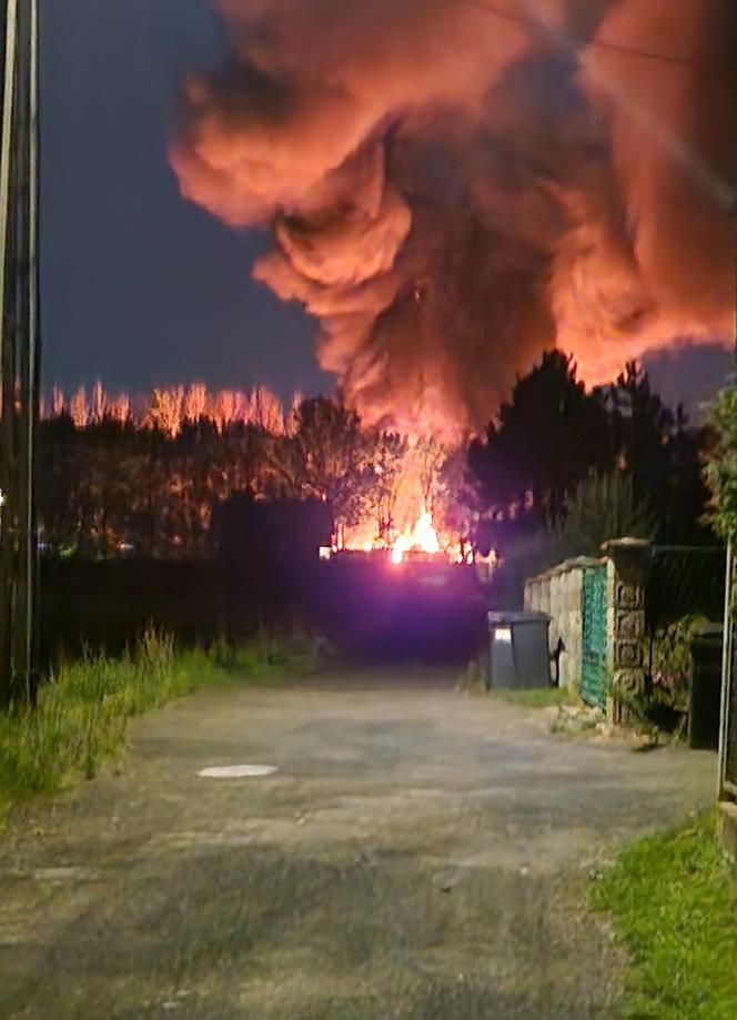 Nocny pożar w Bobrownikach Śląskich. Mieszkańców obudziły wybuchy