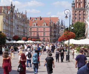 Tłumy turystów w Gdańsku. Ulice pękają w szwach