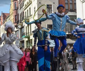 Kolorowa parada na otwarcie Dni Torunia. Przeszła przez serce toruńskiej starówki