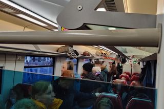 Kolejowy koszmar we Wrocławiu. Ludzie wiszą na drzwiach, podróżujemy jak sardynki 