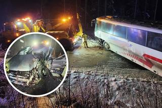 Samochód uderzył w autobus, 29-latek nie żyje. Koszmarny wypadek pod Lubawką