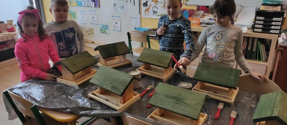 Dzieci z fundacji INKLUZJA budują domki dla ptaków