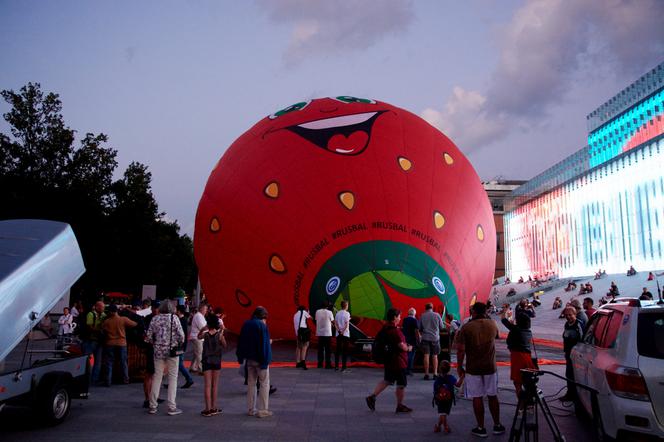 Balony gotowe do startu. Nocny pokaz przed Centrum Spotkania Kultur