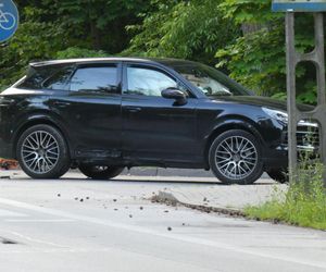 Koszmar na drodze w Konstancinie. Kawasaki zderzyło się z porsche i mercedesem. Nie żyje 21-latka