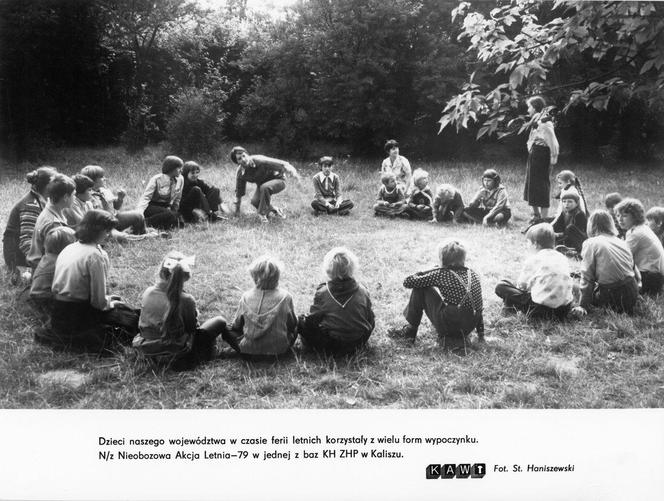 Fotografia prezentująca grupę dzieci biorących udział w "nieobozowej" letniej akcji w 1979 r. w jednej z baz ZHP w Kaliszu. APK, Urząd Wojewódzki w Kaliszu