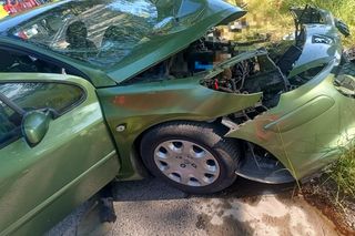 Jechali na obiad do rodziny. Rozbili się na drzewie. Dobrzy ludzie, zawsze pomocni