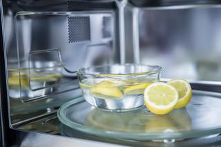 Jak prawidłowo czyścić kuchenkę mikrofalową? Masz 2 metody do wyboru