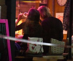 Monika Brodka winko papierosek i taksówka