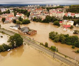 Powódź 2024 w Kłodzku. Miasto tonie, ogrom tragedii widać na zdjęciach z lotu ptaka