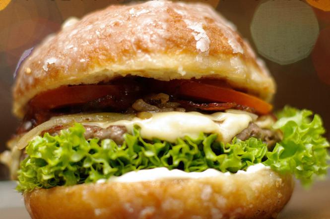 Pączkoburger, czyli połączenie pączka i hamburgera